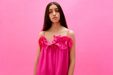Nose se haljine u jarkim bojama, a ima H&M ima divne modele