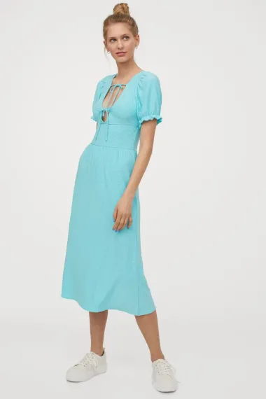 Nose se haljine u jarkim bojama, a ima H&M ima divne modele