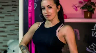 Trenerica Ivana nas uči naprednim vježbama za noge i stražnjicu