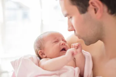 Jel tate doista ne čuju plač bebe po noći ili?