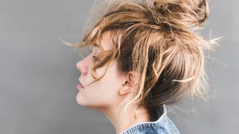 "Messy bun": Razbarušena punđica gotova u minutu idealna je ljetna frizura