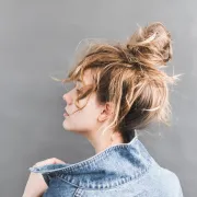 "Messy bun": Razbarušena punđica gotova u minutu idealna je ljetna frizura
