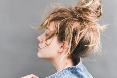 "Messy bun": Razbarušena punđica gotova u minutu idealna je ljetna frizura