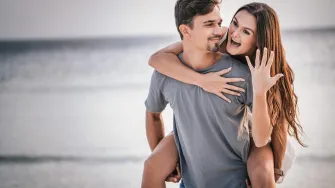 Manje atraktivne žene često više privlače muškarce. Evo zašto