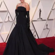 Slavne dame vs legendarne modne ikone? Čiji je look bolji?