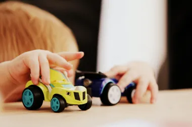 Iznenađenje ili ne? Studija otkrila zašto su djeca sretnija s manje igračaka