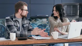 Ovi znakovi (jasno) pokazuju da te partner želi kontrolirati