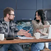 Ovi znakovi (jasno) pokazuju da te partner želi kontrolirati