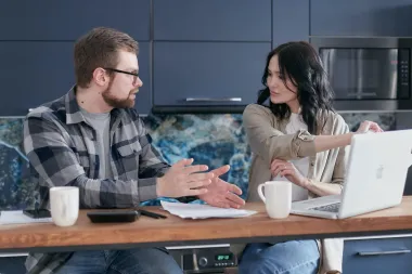 Ovi znakovi (jasno) pokazuju da te partner želi kontrolirati