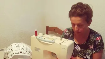 Žena zlatnih ruku i srca: Iako i sama pacijentica, Antonia se posvetila izrađivanju kapa za žene s rakom