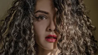 Ne znaš što bi s neukrotivim kovrčama? Pokušaj s ovim hit frizurama
