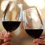 Dame, živjeli: Evo koje su prednosti crnog vina za žensko zdravlje