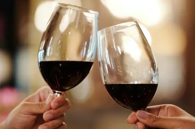 Dame, živjeli: Evo koje su prednosti crnog vina za žensko zdravlje