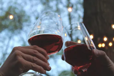 Dame, živjeli: Evo koje su prednosti crnog vina za žensko zdravlje
