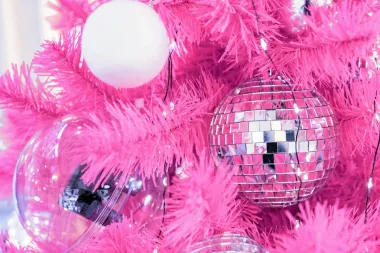 Ove godine zaboravi na bijele i zelene jelke, top izbor su pink i ljubičaste