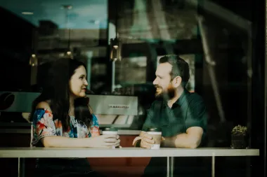 Ljubav ne pita: Ovi znakovi najčešće se zaljube u kolegu s posla