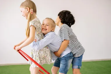 Jesi li znala? Manje poklona za Božić djecu čini sretnijom