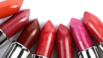 Najnoviji blagdanski beauty hit: Ruževi sa šljokicama!