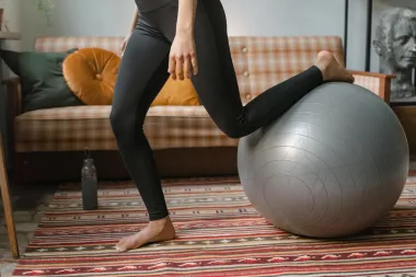 Trikovi koji će ti pomoći da budeš u top formi - bez odlaska u teretanu
