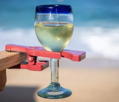 Glupavo ili najbolji izum? Držači za čaše vina oko vrata, za kupaonu i za kauč pravi su hit