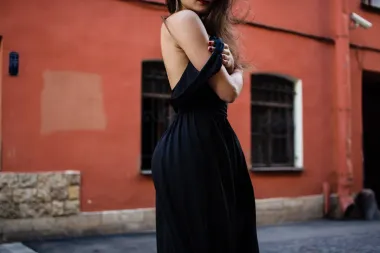 Crna haljina je modni klasik, a modeli iz Zarine ponude izgledaju sjajno