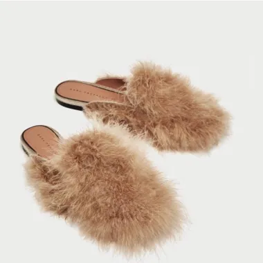 Bizarna obuća novi je 'IT' trend: Mango predstavio Grinch zelene čupave štikle