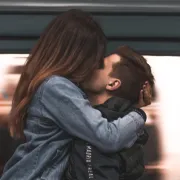 Zašto muškarci u sretnim vezama varaju žene koje vole?