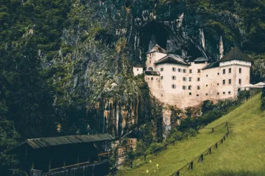 Predjamski dvorac u Sloveniji: Bajkovito mjesto koje moraš posjetiti