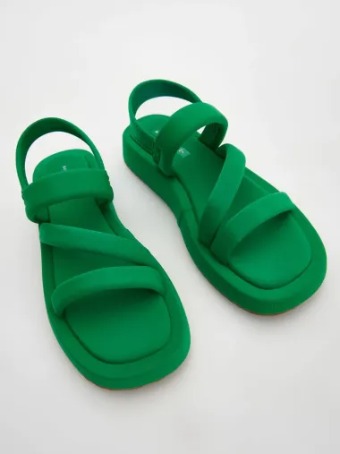 Ovog ljeta nose se ravne sandale s remenčićima - evo najboljih modela