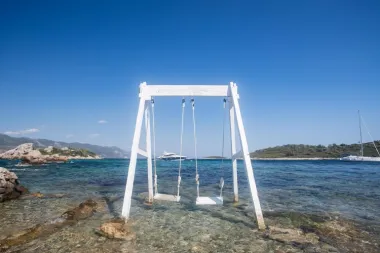 Hit ljeta: 6 plaža na Jadranu na kojima možeš pronaći ljuljačke u moru