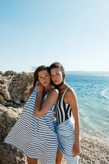 Domaći modni brand Aqua i njegove pruge nezaobilazni su trend na plažama već dva desetljeća