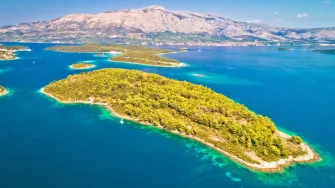 Svi putevi vode u Vrnik: Bajkoviti otok koji obožavaju domaće i strane zvijezde