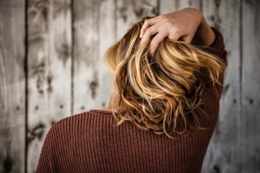 Od peruti do psorijaze: 6 'krivaca' koji se kriju iza svrbeža vlasišta