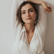 Ljeti nam se nosi bijela boja, a savršene modele ima Mango