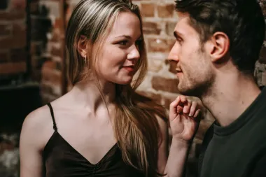 Kako prepoznati da ti ON šalje signale da ga seksualno privlačiš