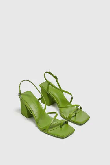 Podižu svaki look: Upečatljive sandale na petu u jarkim bojama