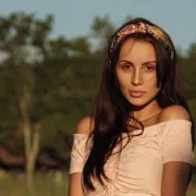 Haljine s otvorenim ramenima ljetni su klasik, a ove modele želimo odmah