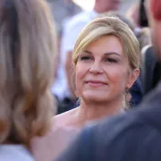 Kolinda Grabar Kitarović u elegantnom izdanju u kojem se može sjediti i na podu