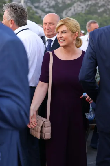 Kolinda Grabar Kitarović u elegantnom izdanju u kojem se može sjediti i na podu