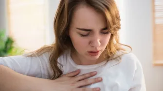 Kako prepoznati je li bol u prsima uzrokovana srčanim udarom ili ipak nečim drugim?