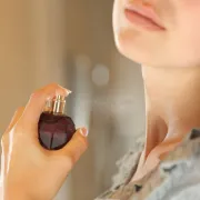 Nisu teški, a traju dugo: 10 najboljih puderastih mirisa za svaku priliku