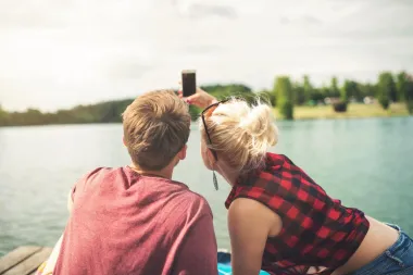Čini ti se da mu se sviđa njegova prijateljica? Obrati pažnju na ovih 7 znakova