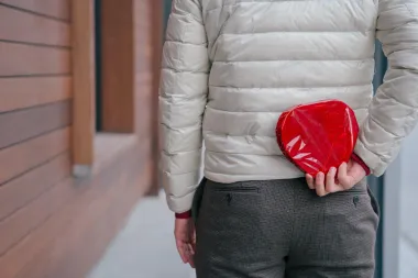 Čini ti se da mu se sviđa njegova prijateljica? Obrati pažnju na ovih 7 znakova
