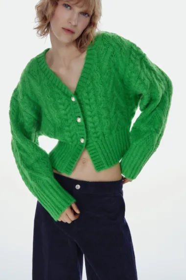 Unesi malo radosti u svoje zimske outfite uz ove veste na kopčanje u boji