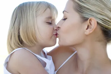 Podijeljena mišljenja: Je li u redu dijete ljubiti u usta?
