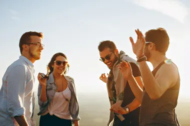 Između dvije vatre: Ne voliš prijatelje svog partnera? Evo što ti je činiti