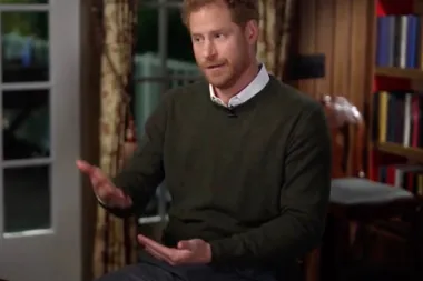 Princ Harry je još jednom optužio palaču da su podmetali priče o njemu i Meghan medijima