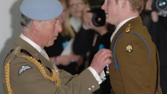 Princ Harry zbog biografije neće smjeti doći na krunidbu princa Charlesa?