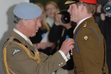 Princ Harry zbog biografije neće smjeti doći na krunidbu princa Charlesa?
