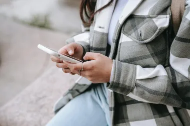 Online dejtanje: Kako započeti smislen razgovor na aplikacijama za upoznavanje?